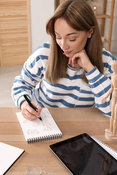 Ahşap Masada Kalemle Çizim Yapan Kadın — Stok fotoğraf
