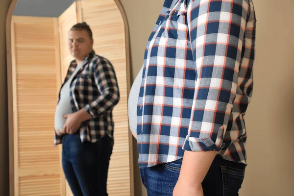 Übergewichtiger Mann Engen Shirt Spiegelnähe Hause — Stockfoto