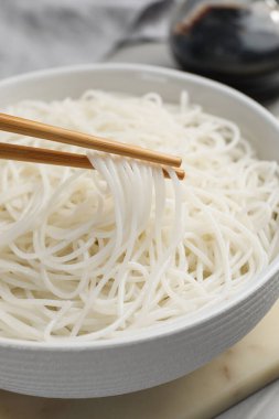 Çubuklar pilavlı erişteyi kasenin üzerine koy, yakın plan.