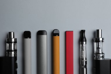 Arka planda pek çok farklı elektronik sigara var.