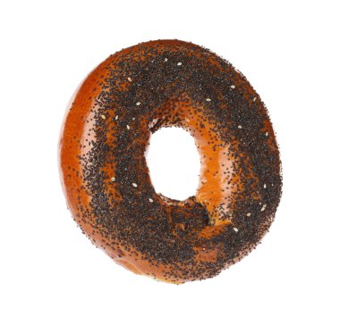Beyaza izole edilmiş haşhaş tohumlu lezzetli taze simit.