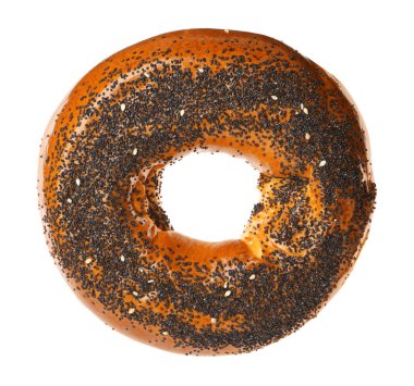 Beyaza izole edilmiş haşhaş tohumlu lezzetli taze simit.