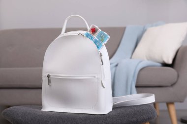 Odada plastik hap kutusu olan şık bir kadın çantası.