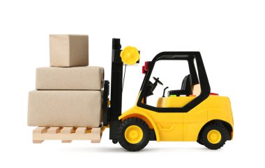 Ahşap paletli oyuncak forklift ve beyaz arkaplanda kutular