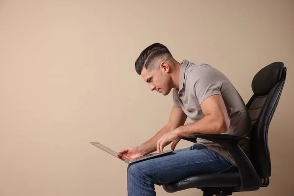 Hombre Con Mala Postura Usando Ordenador Portátil Mientras Está Sentado —  Fotos de Stock