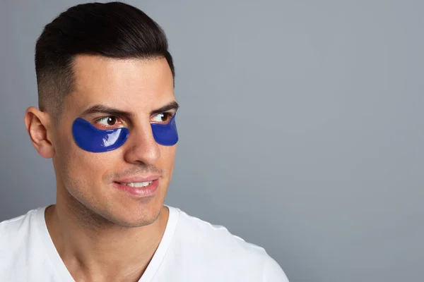 Hombre Con Manchas Azules Bajo Los Ojos Sobre Fondo Gris —  Fotos de Stock