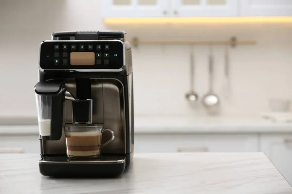 Modern Kahve Makinesi Mutfakta Beyaz Mermer Tezgahın Üzerinde Cam Bir — Stok fotoğraf