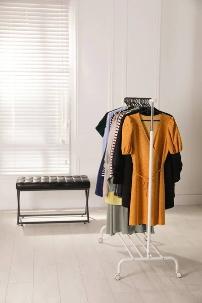 Rack Med Snygga Damkläder Omklädningsrummet — Stockfoto