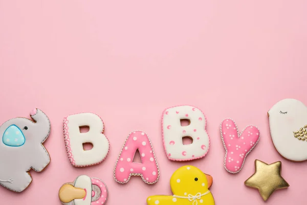 Word Baby Och Läckra Kakor Rosa Bakgrund Platt Låg Plats — Stockfoto