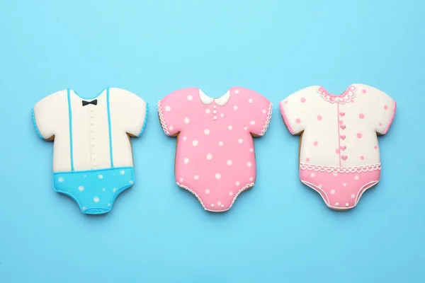 Χαριτωμένο Νόστιμο Μπισκότα Σχήμα Φορεσιές Του Μωρού Γαλάζιο Φόντο Επίπεδη — Φωτογραφία Αρχείου