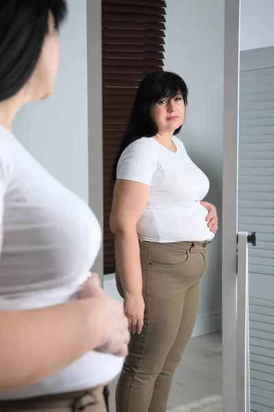 Übergewichtige Frau Engem Shirt Und Hose Neben Spiegel Hause — Stockfoto
