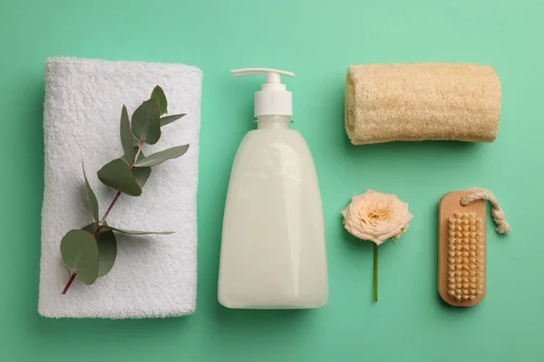 Turkuaz Arka Planda Sıvı Sabun Şişesiyle Düz Konum — Stok fotoğraf