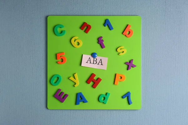 Magneetbord Met Afkorting Aba Toegepaste Gedragsanalyse Kleurrijke Letters Cijfers Lichtgrijze — Stockfoto