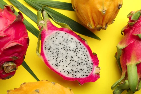 Verschillende Pitahaya Vruchten Met Palmblad Gele Achtergrond Plat Gelegd — Stockfoto