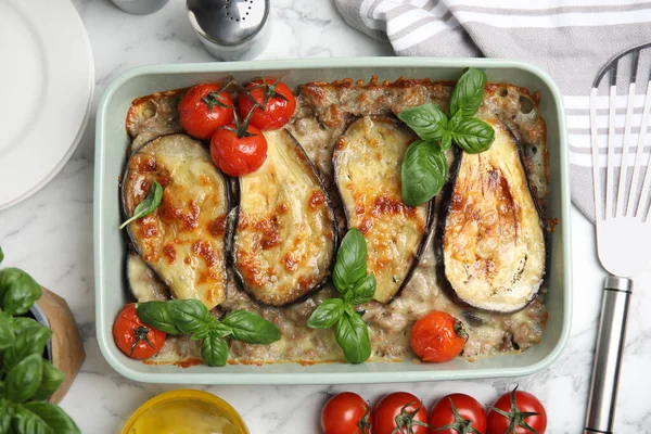 Deliziose Lasagne Melanzane Teglia Tavolo Marmo Bianco Posa Piatta — Foto Stock