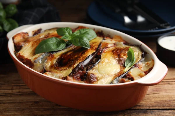 Deliziose Lasagne Melanzane Teglia Tavolo Legno Primo Piano — Foto Stock