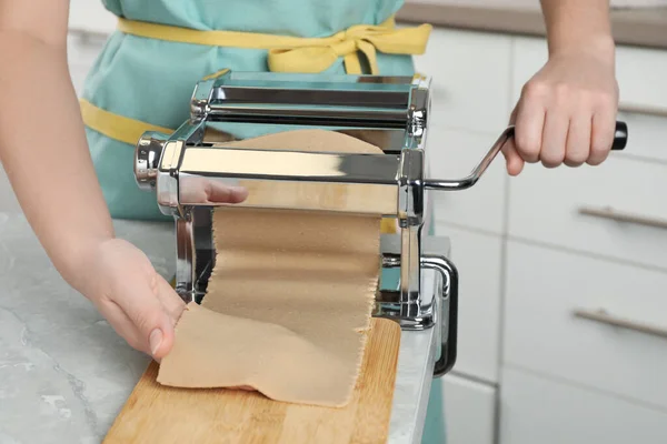 Donna Che Impasto Soba Tagliatelle Grano Saraceno Tavolo Marmo Grigio — Foto Stock