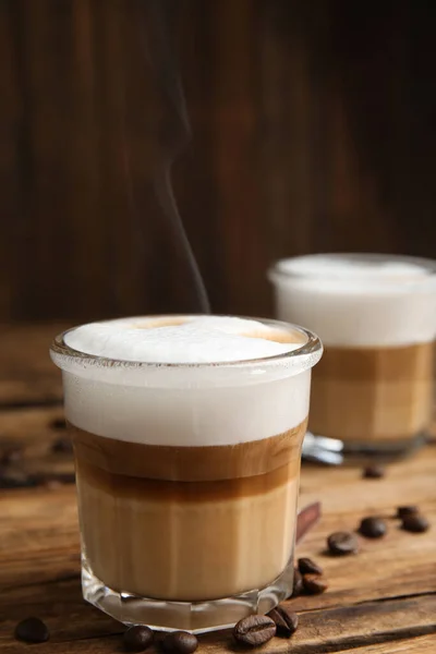 Latte Macchiato Lezat Dan Biji Kopi Atas Meja Kayu — Stok Foto