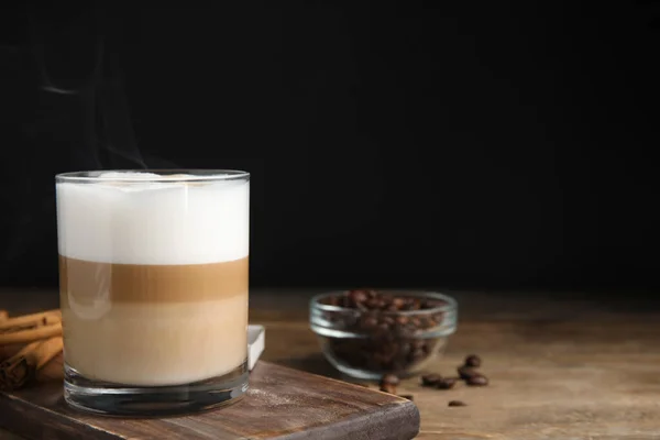 Leckerer Latte Macchiato Zimtstangen Und Kaffeebohnen Auf Holztisch Platz Für — Stockfoto