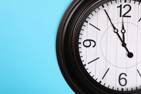 Стильний Настінний Годинник Показує Ять Хвилин Півночі Бірюзовому Фоні Вид — стокове фото