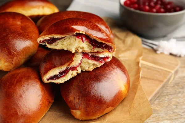 Delicioso Arándano Horno Pirozhki Mesa Madera Espacio Para Texto —  Fotos de Stock