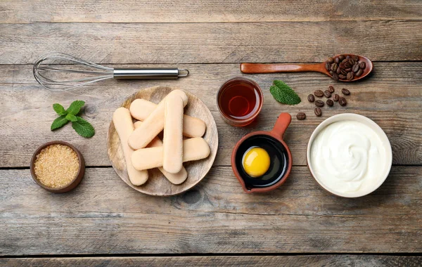 Flache Liegekomposition Mit Zutaten Für Tiramisu Auf Holztisch — Stockfoto