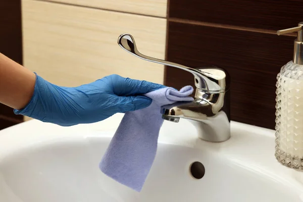 戴着手套的妇女用抹布 特写清洁浴室水池水龙头 — 图库照片