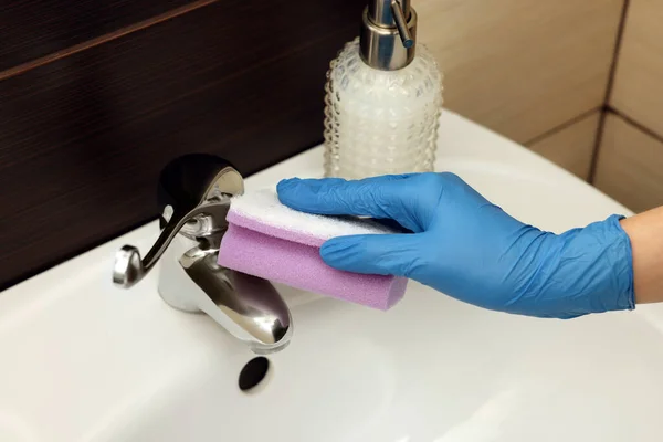 Eldivenli Bir Kadın Banyo Musluğunu Süngerle Temizliyor — Stok fotoğraf
