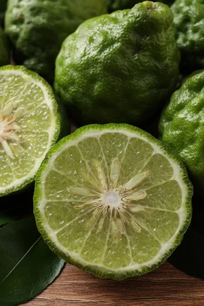 Verse Rijpe Bergamotvruchten Met Groene Bladeren Houten Tafel Close — Stockfoto