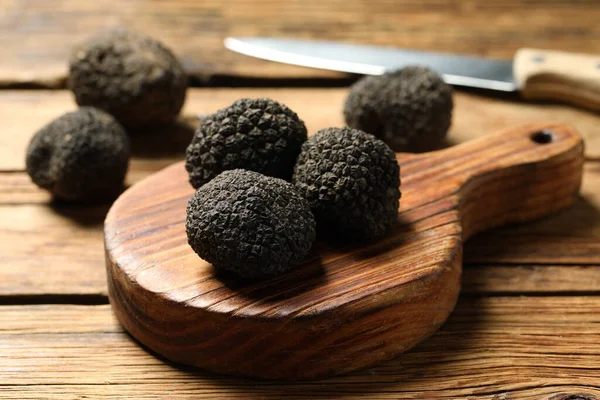 Trufas Pretas Com Placa Mesa Madeira — Fotografia de Stock