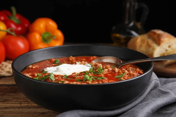 Tigela Deliciosa Sopa Pimenta Recheada Mesa Madeira — Fotografia de Stock