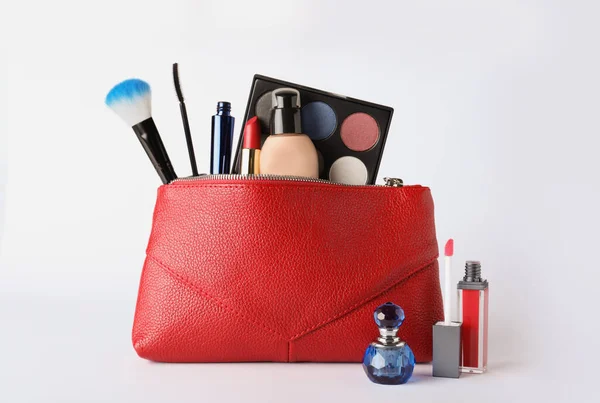 Kosmetiktasche Und Make Produkte Mit Accessoires Auf Weißem Hintergrund — Stockfoto