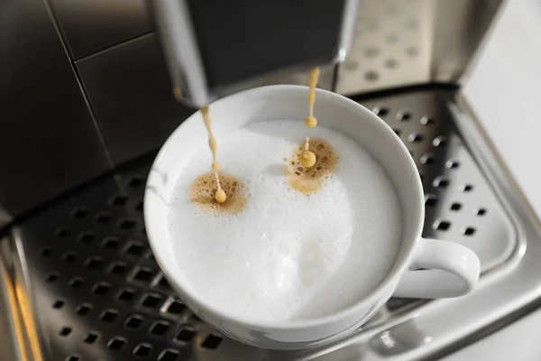 Mesin Kopi Modern Membuat Cappuccino Menjadi Cangkir Closeup — Stok Foto