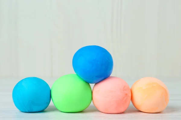 Verschiedene Farben Spielen Teigkugeln Auf Weißem Holztisch — Stockfoto