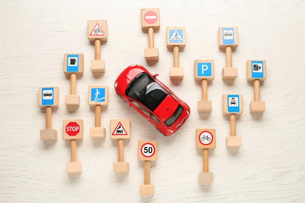 Mnoho Různých Miniaturních Silničních Značek Auto Bílém Dřevěném Stole Byt — Stock fotografie