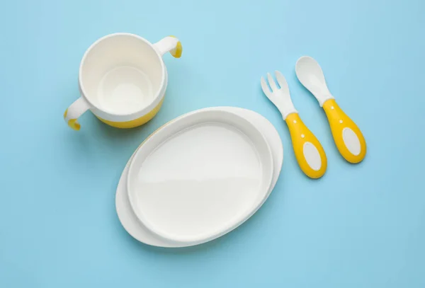 Σετ Πλαστικά Πιάτα Γαλάζιο Φόντο Επίπεδο Lay Σερβίρει Παιδικές Τροφές — Φωτογραφία Αρχείου