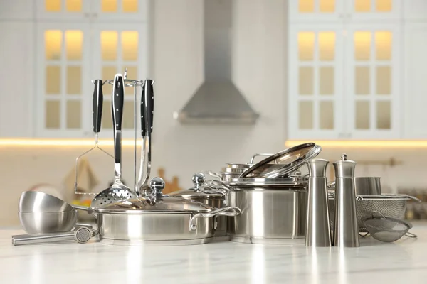 台所のテーブルの上の光沢のある調理器具のセット — ストック写真