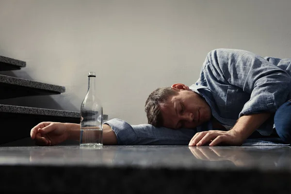 Uzależniony Człowiek Alkoholem Śpiący Podłodze Domu — Zdjęcie stockowe