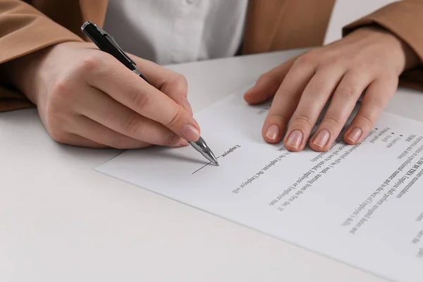 Geschäftsfrau Unterschreibt Vertrag Weißen Tisch Nahaufnahme Der Hände — Stockfoto