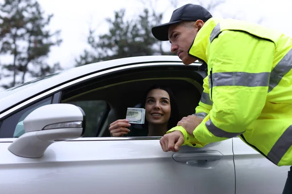 Женщина Дает Взятку Полицейскому Окна Машины — стоковое фото