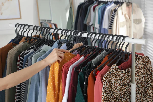 Wanita Mengambil Pakaian Dari Rak Dalam Ruangan Close Mode Cepat — Stok Foto