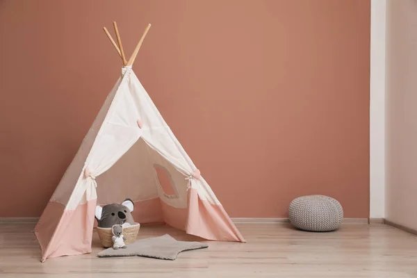분홍색 근처에 텐트가 실내의 귀여운 어린이 — 스톡 사진