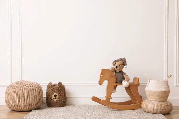 在儿童房的白墙附近 用熊玩具 邮袋和柳条筐摇晃着马 室内设计 — 图库照片