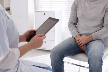 Adamın klinikte cinsel yolla bulaşan hastalıklar uzmanıyla randevusu var.