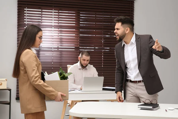 Jefe Despidiendo Una Joven Del Trabajo Oficina —  Fotos de Stock