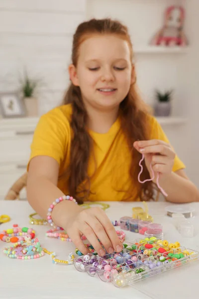 Nettes Mädchen Macht Perlenschmuck Tisch Zimmer Fokus Auf Die Hand — Stockfoto