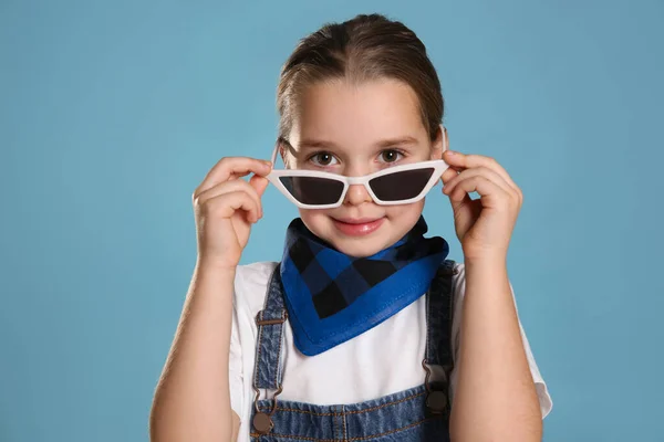 Cute Little Girl Noszenie Stylowe Bandana Okulary Przeciwsłoneczne Turkusowym Tle — Zdjęcie stockowe