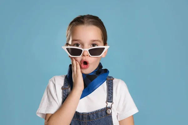 Έκπληκτο Κοριτσάκι Φορώντας Μοντέρνα Μπαντάνα Και Γυαλιά Ηλίου Τυρκουάζ Φόντο — Φωτογραφία Αρχείου