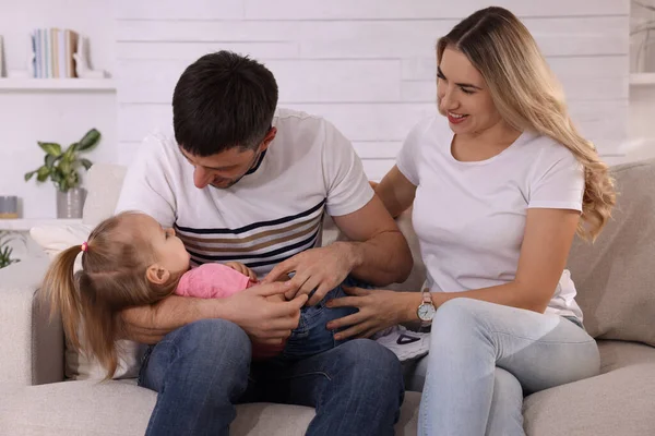 Famiglia Con Piccola Figlia Che Trascorre Del Tempo Insieme Sul — Foto Stock