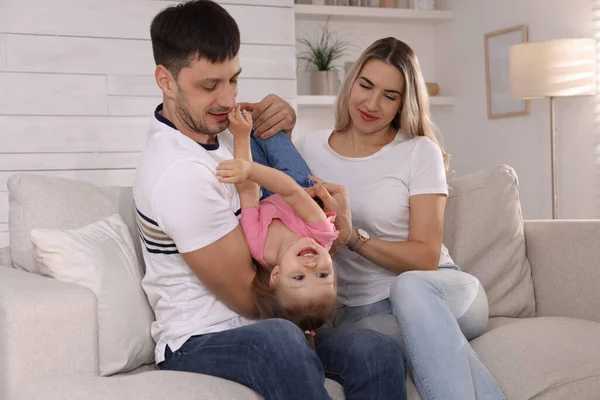 Famille Avec Petite Fille Passant Temps Ensemble Sur Canapé Maison — Photo